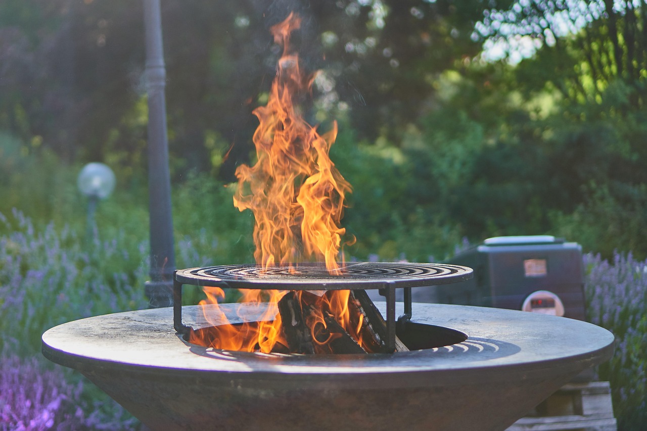 Brasa Norteña — parrilla encendida con fuego vivo